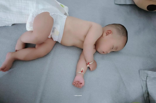 香港三个月宝宝抬头不稳